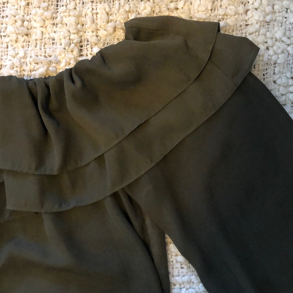 Off the Shoulder Ruffle Crop Top - Picture 2 of 3